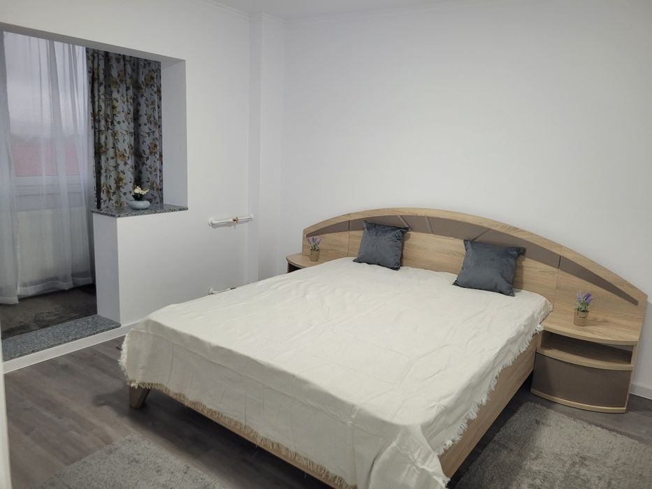 Camera de închiriat în apartament cu 3 camere