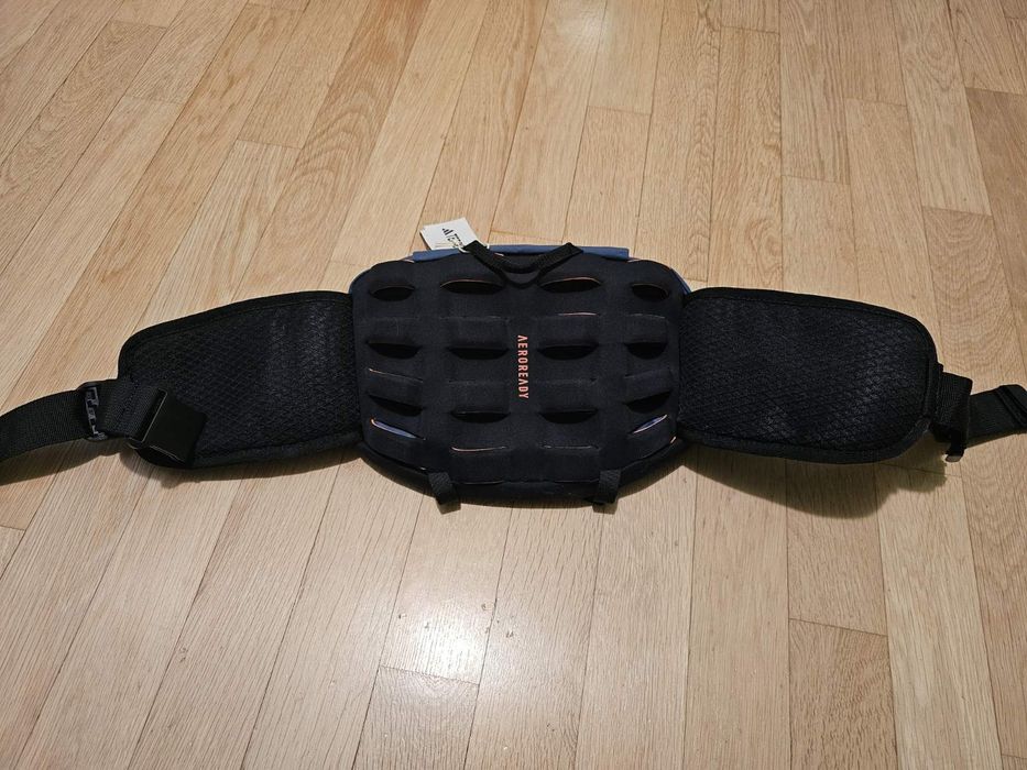 Чисто нов колан за бягане adidas terrex