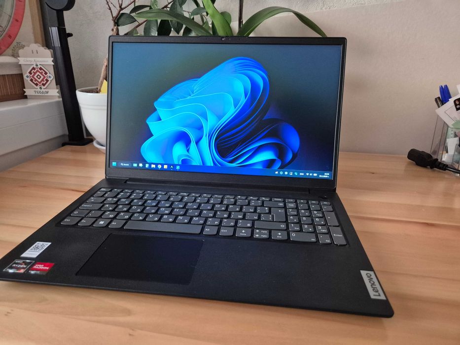 Lenovo V15 G4 (16GB DDR5, Ryzen 5, 512GB NVMe) - Перфектен, в гаранция