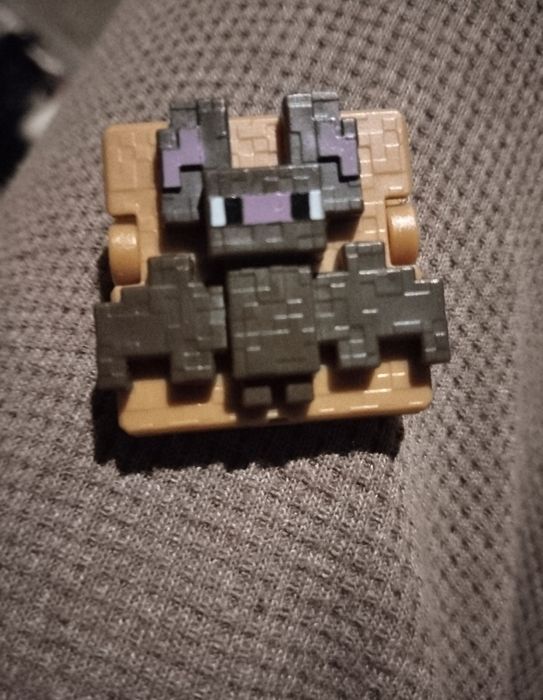 Kinder joy Minecraft: летучая мышь