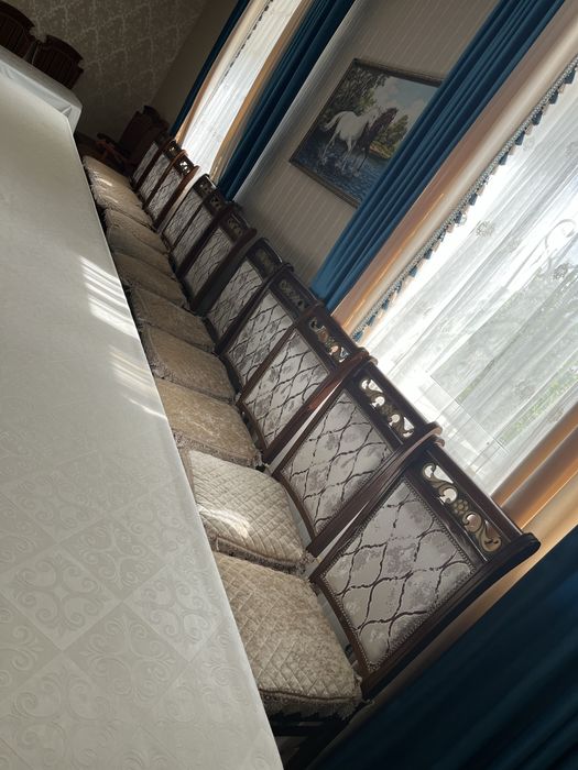 Продам стол и стулья для гостиной
