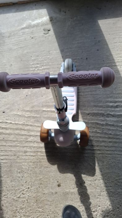 Trotineta cu 3 roti care luminează