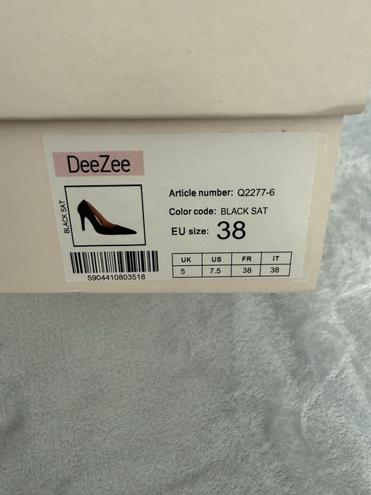 Черно обувки DeeZee