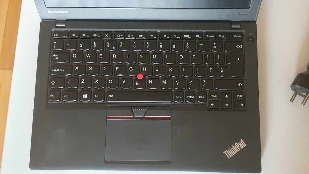 Lenovo X250 лаптоп, i7, 8GB ram, SSD