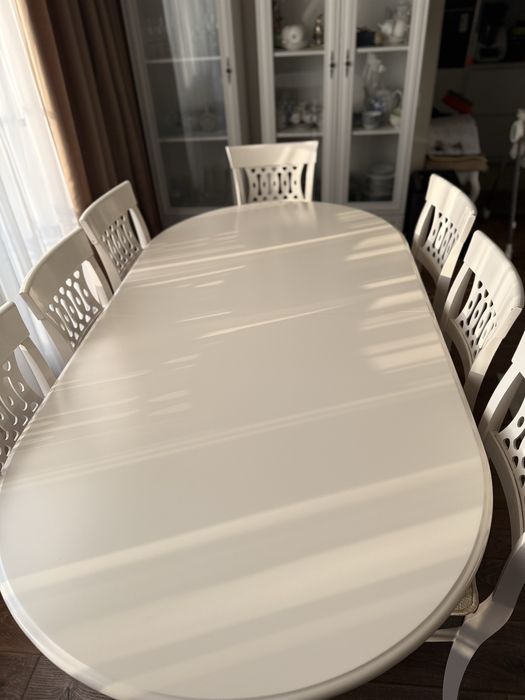 Белый стол со стульями