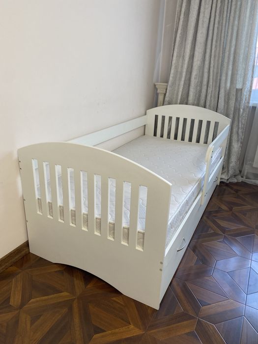 Белая кровать 180*90