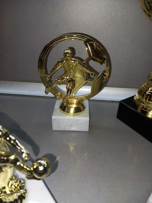 Футболни медали и купи