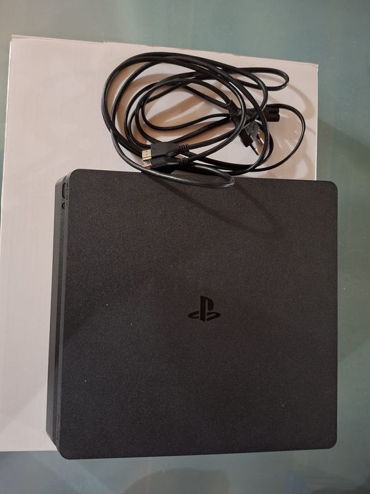 Vând PlayStation 4
