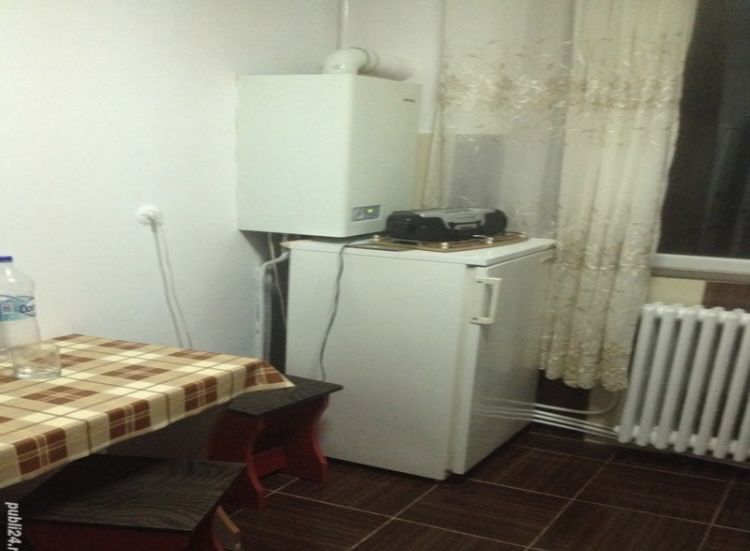 Apartament, semidecomandat, 2 camere, etajul 2, în municipiul Bârlad