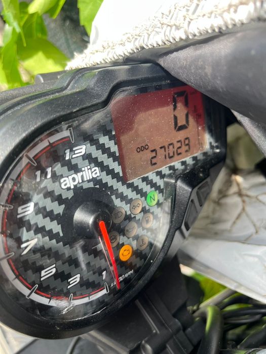 Vând motor Aprilia lovit