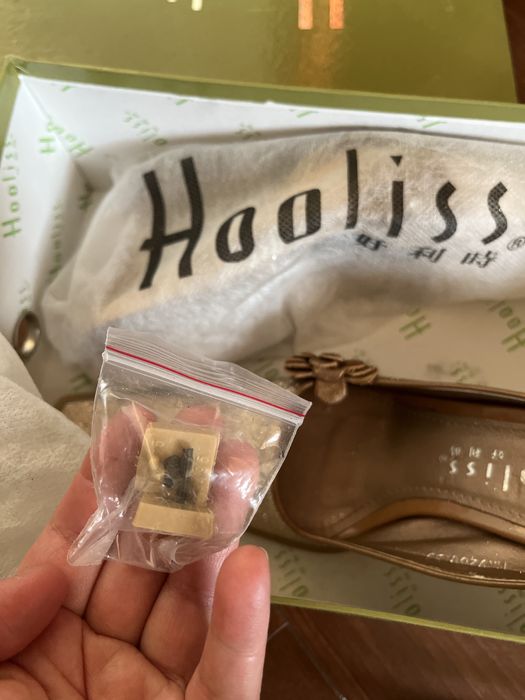 Золотистые туфли-шлепки