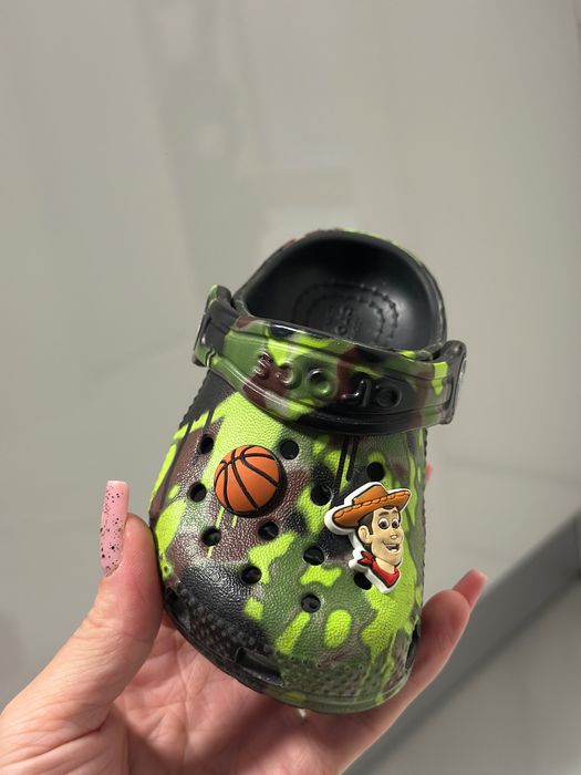 Затворени чехли Crocs