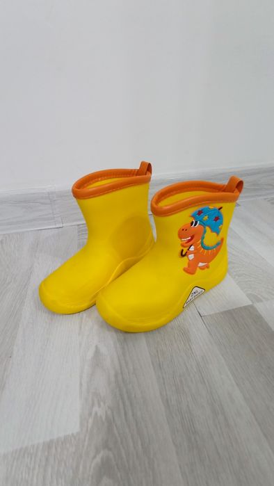 Продам детские резиновые сапоги.