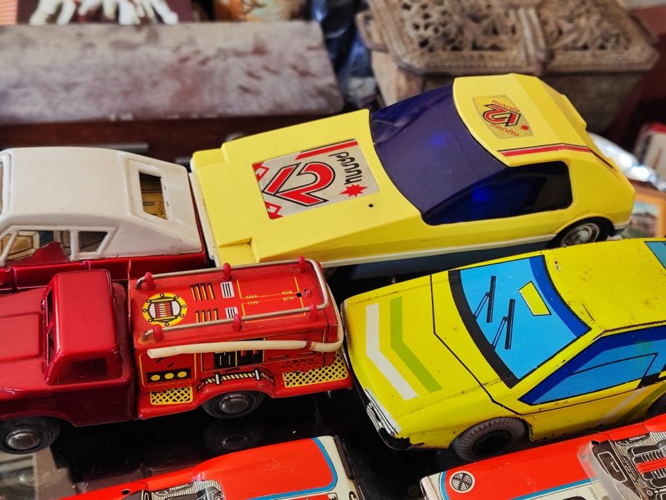 Лот ламаринени играчки колички