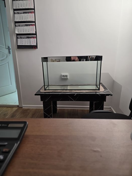 Аквариум красивый  не протикает с крышкой и стол в комплекте.