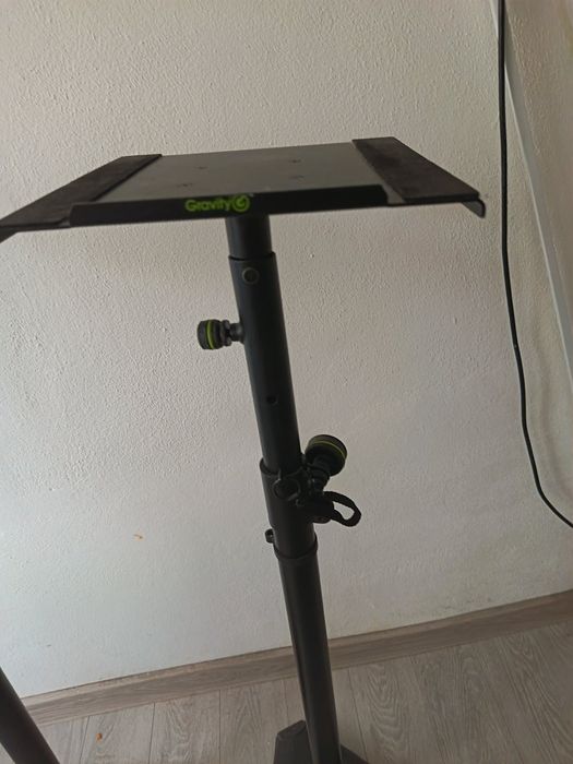 Stative Gravity monitor studio