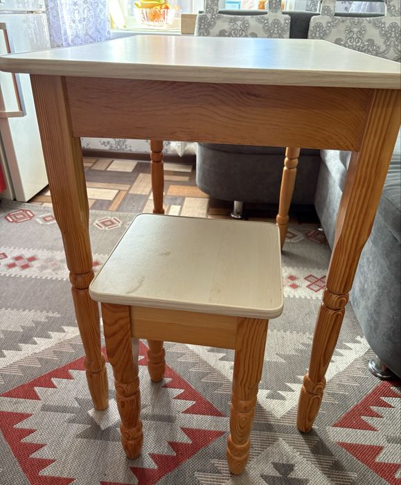 Продам стол + 2 табуретки