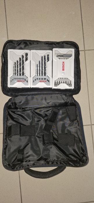 Geanta bormasina Bosch cu set biți si burghie