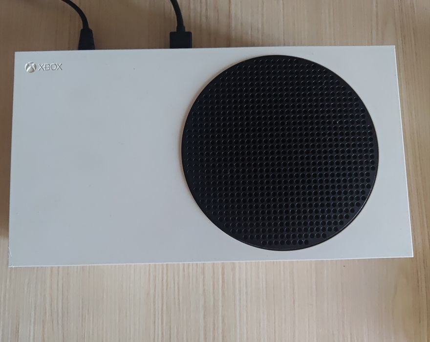 Xbox Series S cu 3 manete