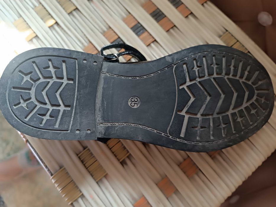 Продам туфли лаковые 35 размер