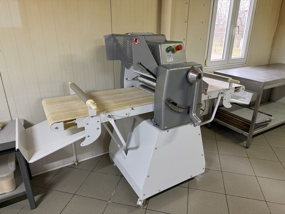 Utilaje patiserie: cuptor pe bandă, malaxor, dospitor, laminor