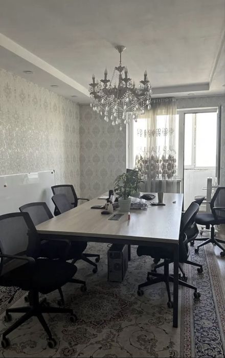 Офисный стол со стульями