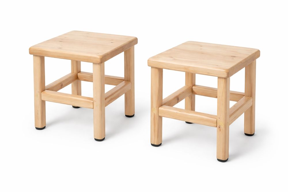 Табуретки по ваш избор може и лакирани и тапицирани