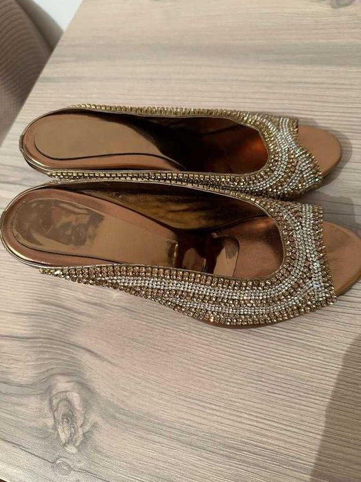 Продам праздничные босоножки