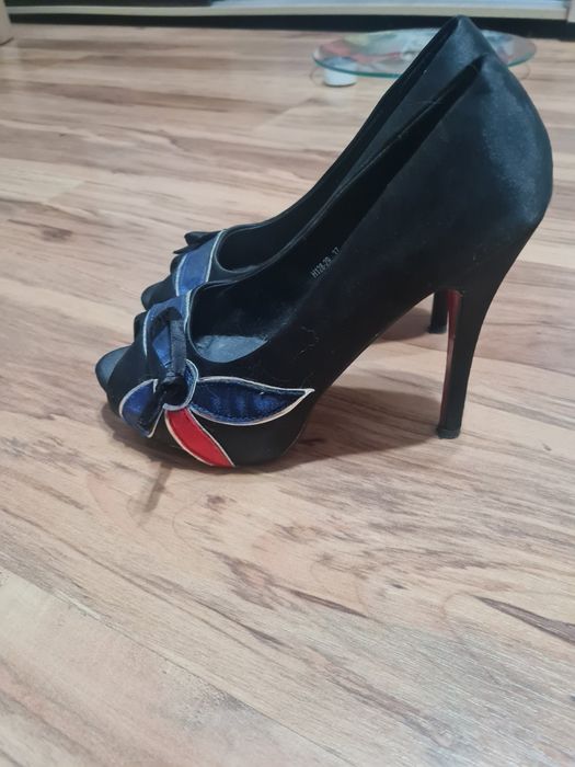 Високи дамски обувки