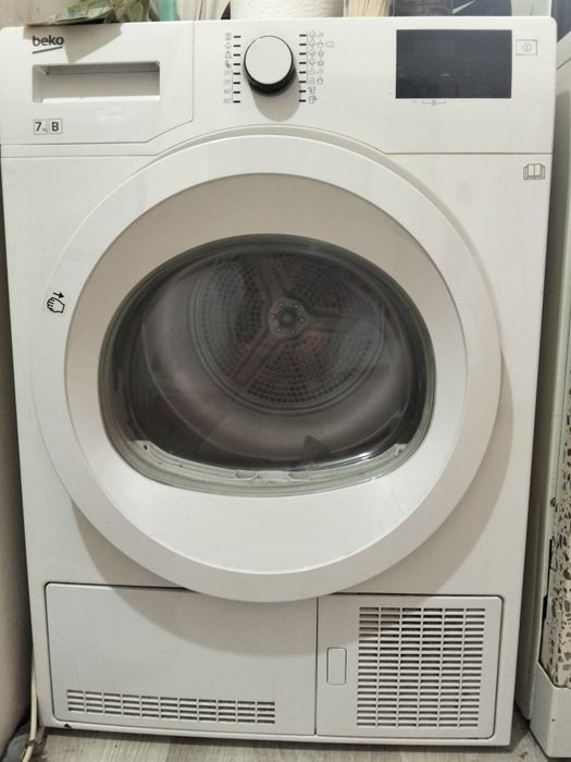 Vând uscător de rufe Beko 7 kg .