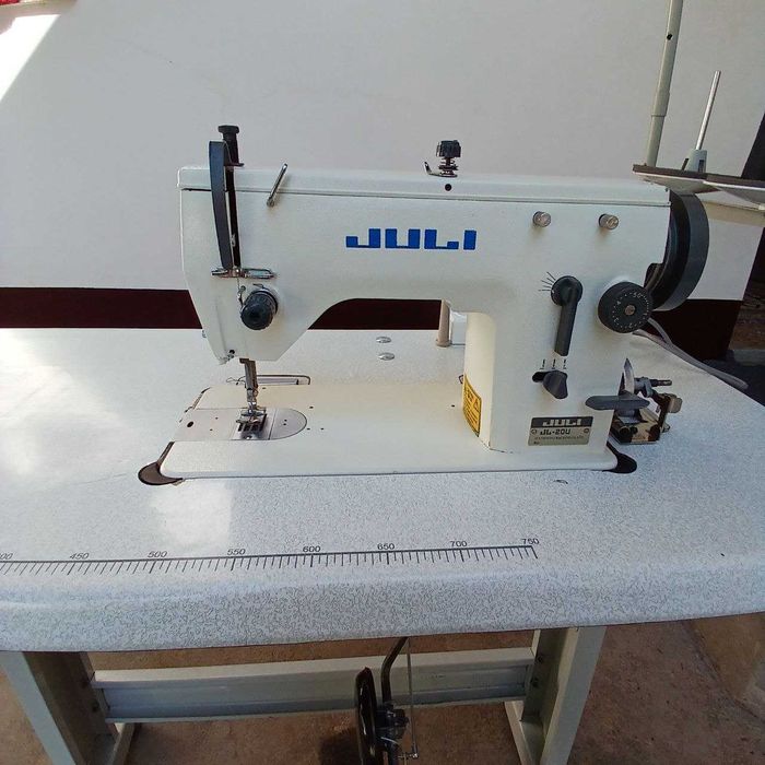 "Зиг-заг" швейная машина. Год гарантии/Металл/Комплект.