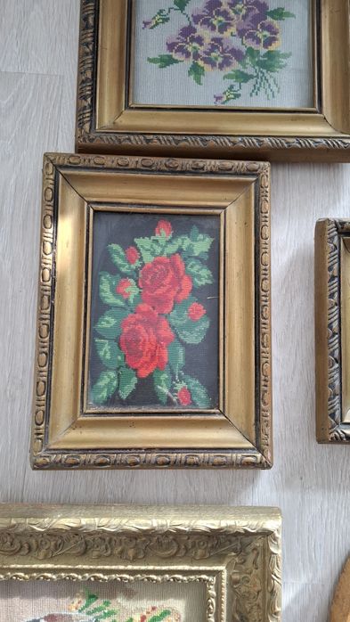 Vând goblenuri cusute inramate