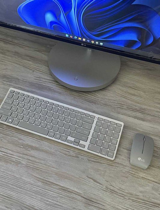 Моноблок LG 27V70N-GR35K в идеальном состоянии