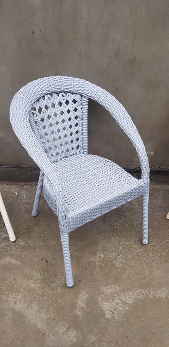 Stol ostidagi taytdagi fotosurat