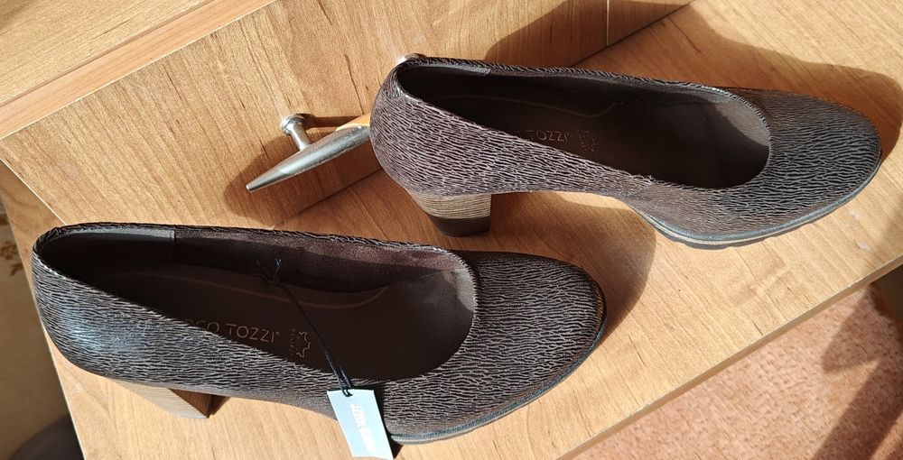 Туфли шоколадные на каблуке новые.