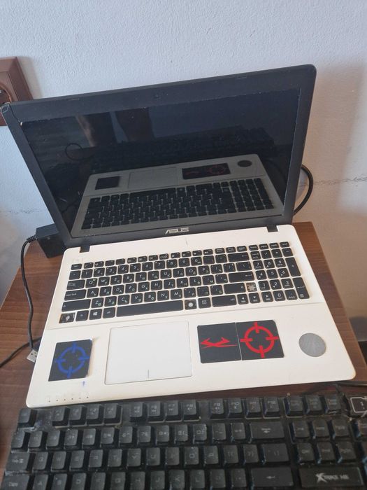 Лаптоп Asus бял работещ