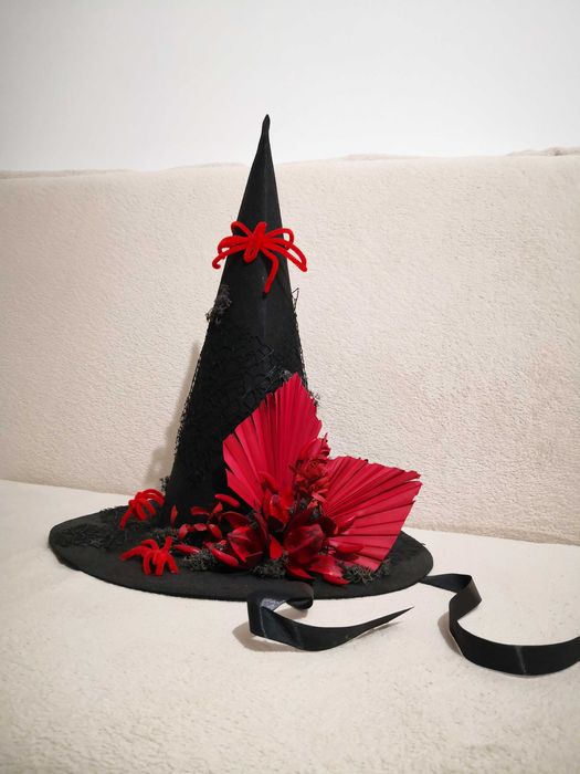 Pălărie roșie de vrăjitoare  – decor dramatic Halloween