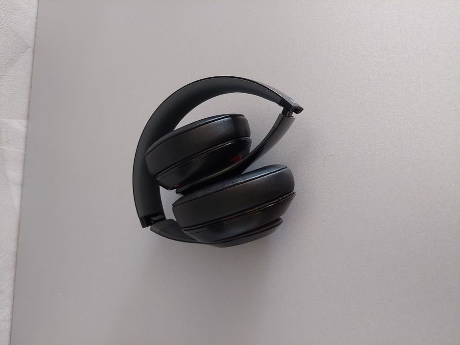 Căști Beats Studio 2 B0500 cu fir. Active noise cacellation, buretii noi, functioneaza perfect! Predare in Pitești Mioveni sau livrare prin olx