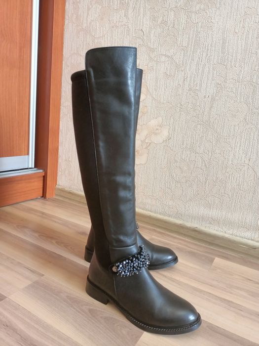 Продам новые кожаные сапоги