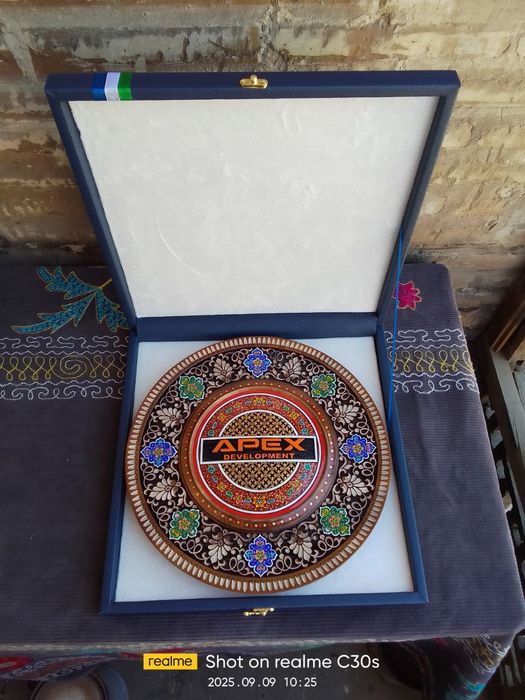 Yong'oq daraxtida dekorativ lagan olchami 30 santimetr