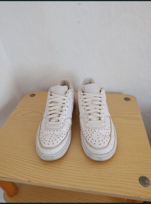 Adidași Nike albi