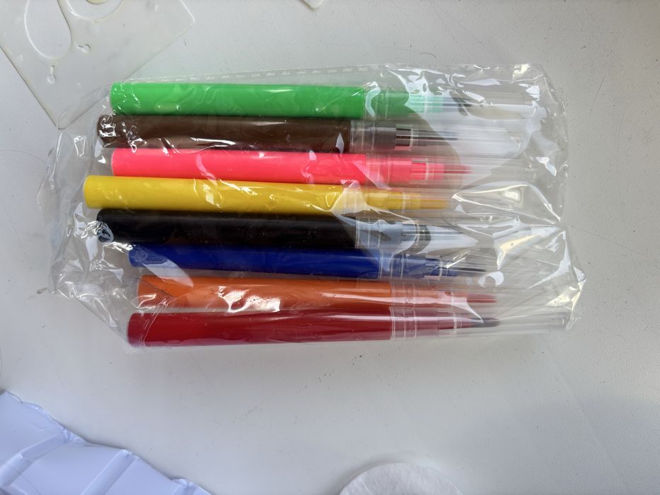 Продам набор для рисования с фломастерами и аэрографом