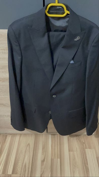 Vand costum negru