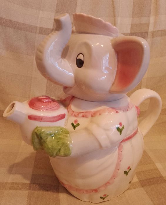 Два порцеланови чайника:"Слонче" и "В банята"