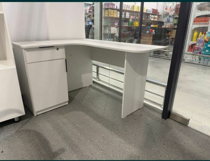 Продаётся 9 шкафов и стол