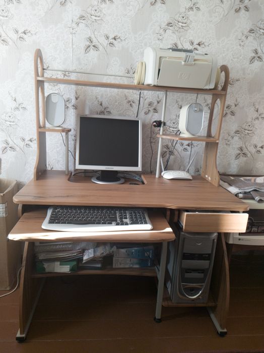 Продам компьютерный стол