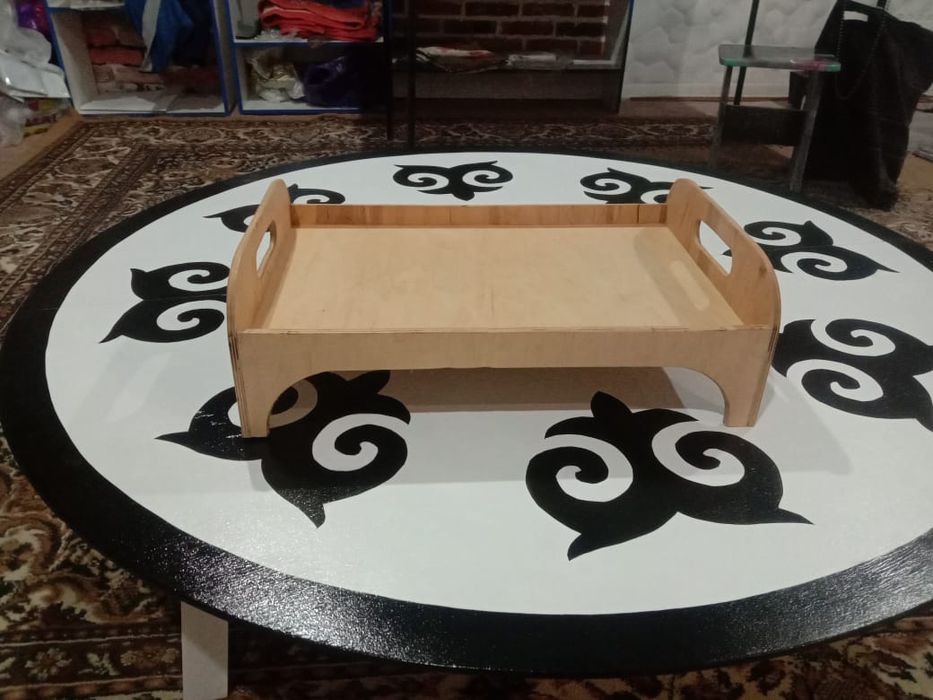 Столы круглые с национальным орнаментом