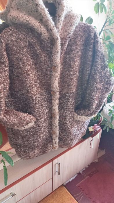 Ефектна ръчно плетена буклена жилетка