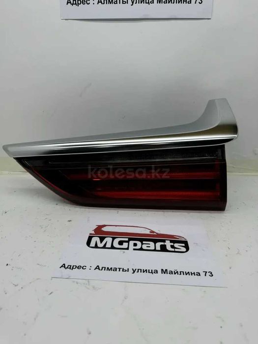 Фонарь б/у оригинал в крышку багажника Lexus LX-570