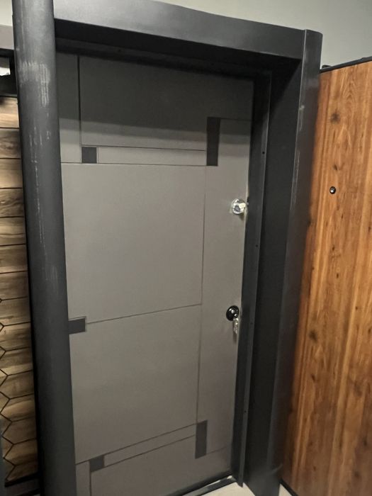 Входни врати блиндирани за апартамент външни условия Промоция